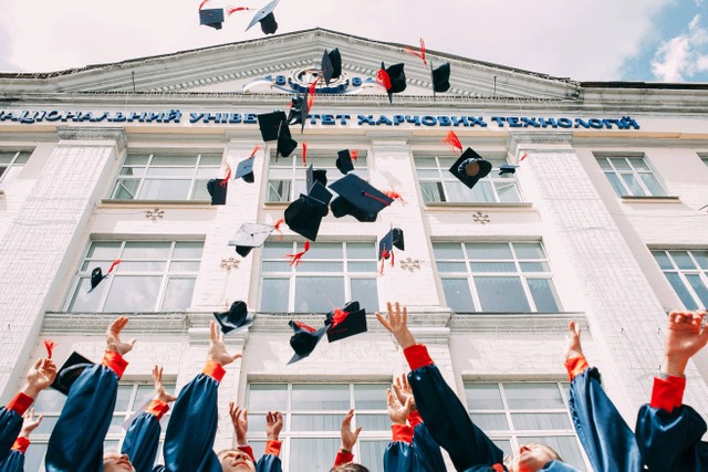 Ilustrasi Ucapan Graduation untuk Pacar. Foto Unsplash/Vasily Koloda