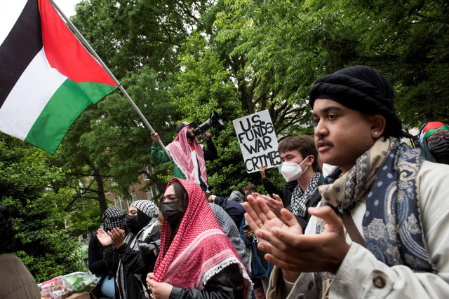 Mahasiswa memprotes perang Israel-Hamas di Universitas George Washington di Washington, Sabtu, (27/4/2024). Foto: Cliff Owen/AP PHOTO