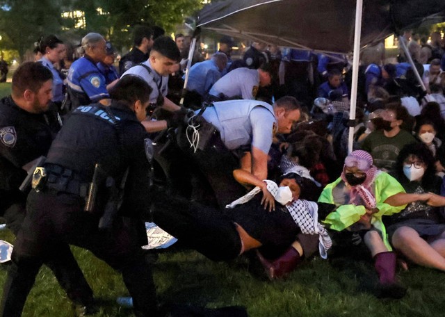 Polisi menangkap pengunjuk rasa pro-Palestina yang mencoba berkemah di kampus Universitas Washington, Sabtu, (27/4/2024). Foto: Christine Tannous/via AP PHOTO