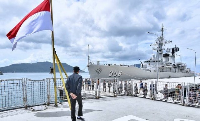 Presiden Jokowi di atas KRI Imam Bonjol 383 berlayar di Perairan Natuna, 23/06/2016 (Sumber: Asiadaily)