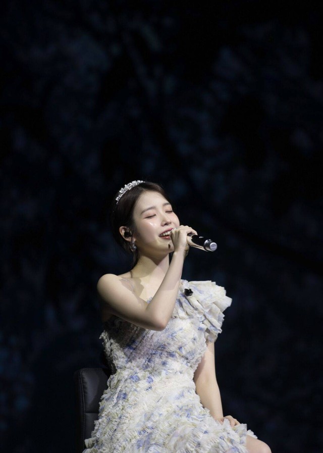 Penampilan IU saat menggelar konser HEREH di ICE BSD Serpong, Minggu (28/4). Foto: Dok. CK Star Entertainment
