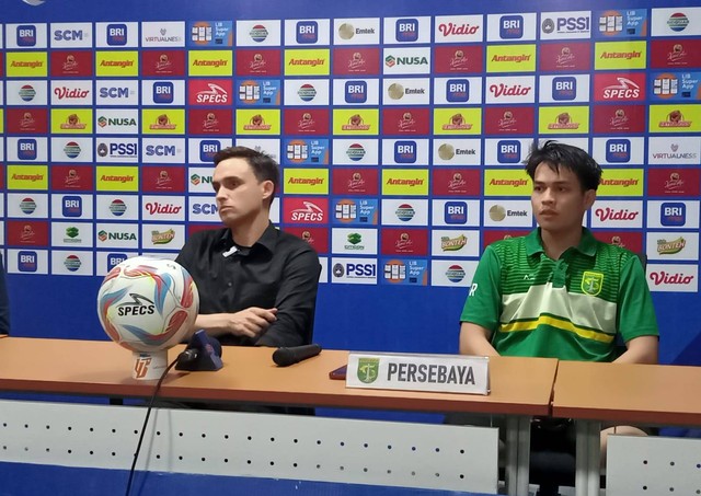 Pelatih Persebaya Paul Munster (kiri). Foto: Masruroh/Basra