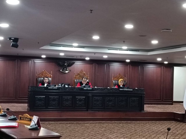 Hakim Konstitusi Anwar Usman mulai bersidang pada perkara Sengketa Pileg 2024, Senin (29/4). Foto: Hedi/kumparan