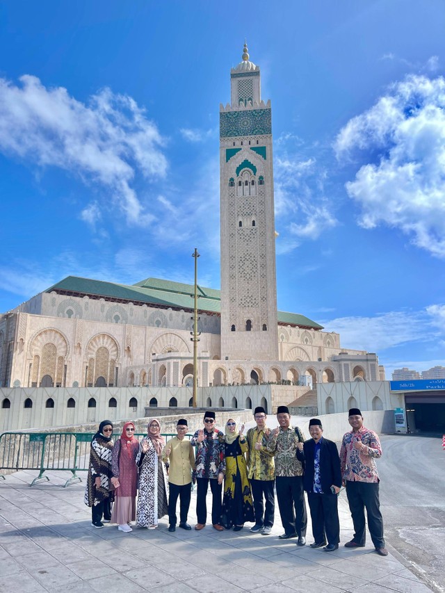 Berpose bersama rombongan Muhibbah MUI dengan latar belakang Masjid Hasan II (24/4/24)