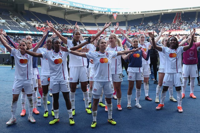 Para pemain Lyon merayakan kemenangan di penghujung pertandingan sepak bola leg kedua semifinal Liga Champions Wanita UEFA antara Paris Saint-Germain (PSG) dan Olympique Lyonnais (OL) di stadion Parc des Princes di Paris pada 28 April 2024. Foto: FRANCK FIFE / AFP