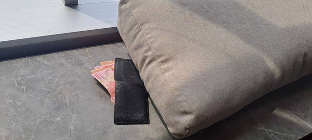 Ilustrasi Bantal yang kamu gunakan untuk tidur siang di jam istirahat dapat 'mengamankan' isi dompet supaya 'gak kabur'