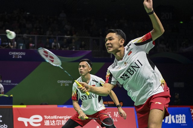 Pebulu tangkis ganda putra Indonesia Fajar Alvian (kanan) dan Muhammad Rian Ardianto (kiri) berusaha mengembalikan kok ke arah lawannya dalam babak kualifikasi grup Piala Thomas 2024 di Chengdu Hi Tech Zone Sports Center Gymnasium, Chengdu, China. Foto: ANTARA FOTO/Galih Pradipta