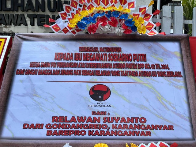 Karangan bunga yang dikirimkan caleg PDIP yang terancam gagal dilantik ke kantor KPU Jawa Tengah. Foto: Intan Alliva/kumparan