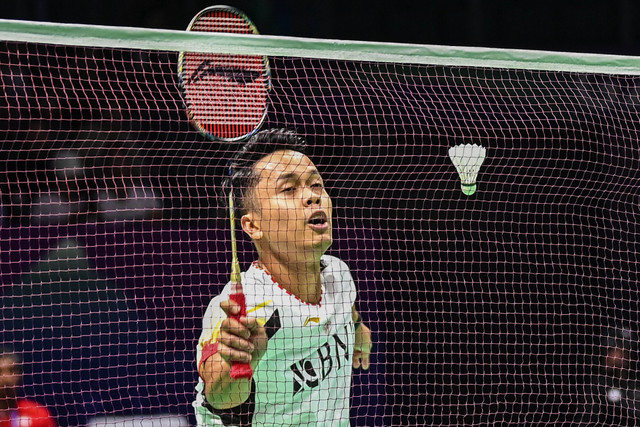 Pebulu tangkis tunggal putra Indonesia Anthony Sinisuka Ginting berusaha mengembalikan kok ke arah lawannya pebulu tangkis tunggal putra Thailand Panitchaphon Teeraratsakul dalam babak kualifikasi grup piala Thomas 2024 di China. Foto: ANTARA FOTO/Galih Pradipta