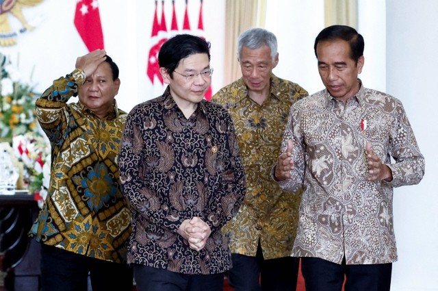 Presiden Indonesia Joko Widodo dan Menteri Pertahanan dan Presiden terpilih Prabowo Subianto bertemu dengan Perdana Menteri Singapura Lee Hsien Loong, dan Wakil Perdana Menteri dan Menteri Keuangan Lawrence Wong di Istana Kepresidenan di Bogor. Foto: REUTERS/Willy Kurniawan