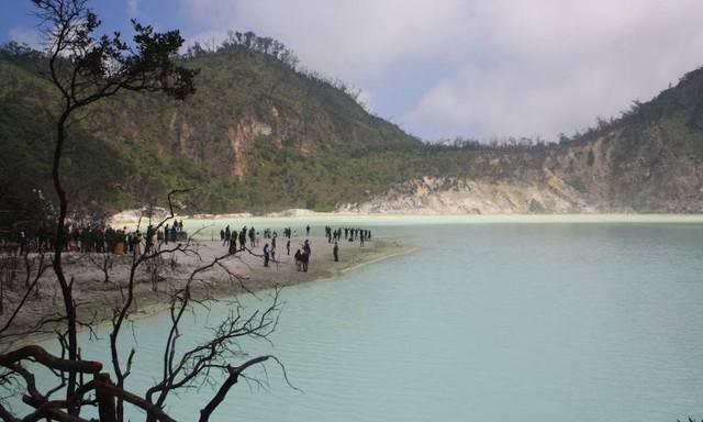 Aktivitas di Kawah Putih Ciwidey. Sumber: Unsplash/Maneesh Shahani