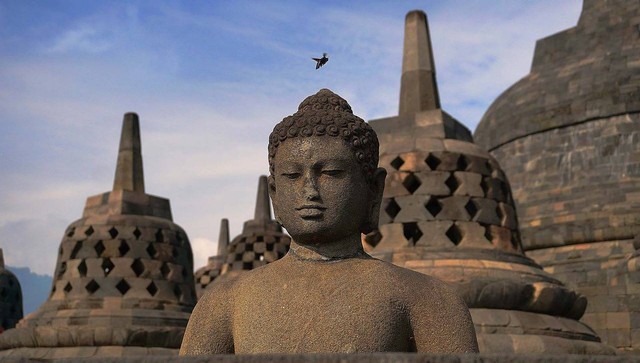 Salah Satu Patung Budha di Candi Borobudur (Sumber: https://pixabay.com/id/photos/candi-budha-agama-budha-patung-2434193/)