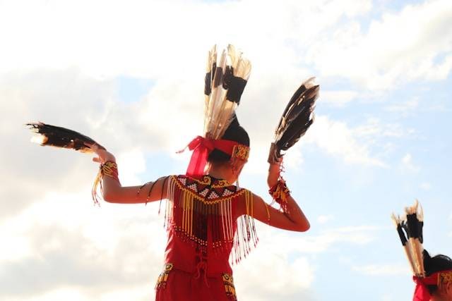 Desa Dayak Pampang. Foto hanya ilustrasi bukan tempat sebenarnya. Sumber foto: Unsplash.com/Ainun Jamila