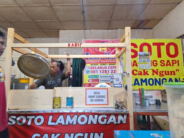 Potret Cak Ngun sedang menyiapkan soto untuk pelanggan. Foto: dokumentasi pribadi/Lintang Sarengetti Wiratno