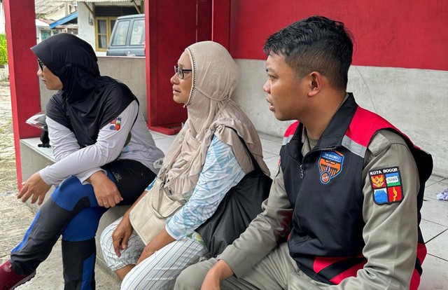 Rosmini, pengemis yang viral (tengah) diamankan Dinsos Bogor. Foto: Dok. Istimewa