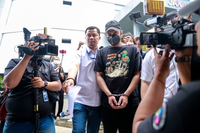 Artis Rio Reifan saat pemeriksaan tes kesehatan terkait penyalahgunaan narkoba di Polres Jakarta Barat, Jakarta, Senin, (29/4/2024). Foto: Agus Apriyanto