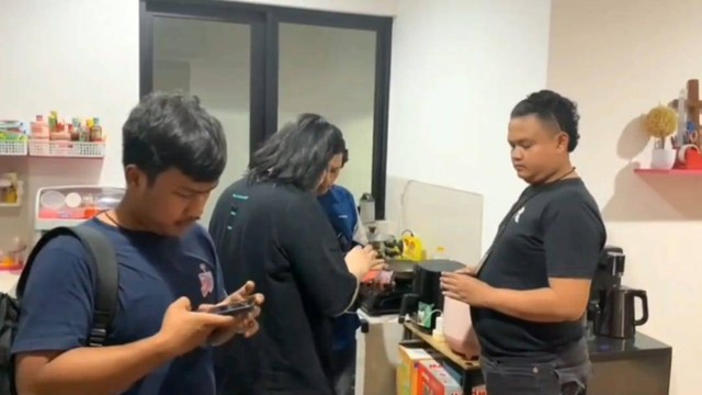 Polisi lakukan penggerebekan di 3 rumah mewah yang dijadikan markas judi online di Teluk Naga, Tangerang, Banten. Foto: Dok. Humas Polda Metro Jaya