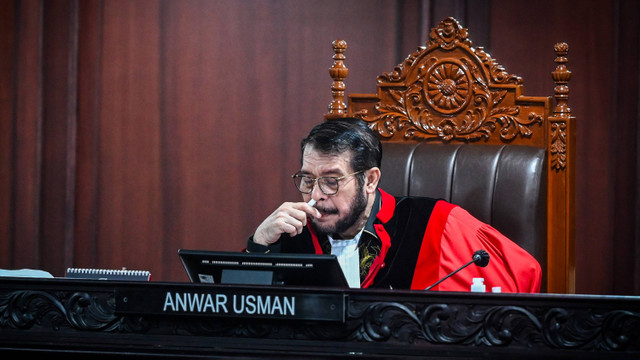 Hakim Konstitusi Anwar Usman menghadiri sidang perdana perkara Perselisihan Hasil Pemilihan Umum (PHPU) Pemilihan Legislatif (Pileg) 2024 di Gedung Mahkamah Konstitusi, Jakarta, Senin (29/4/2024). Foto: ANTARA FOTO/ Rivan Awal Lingga