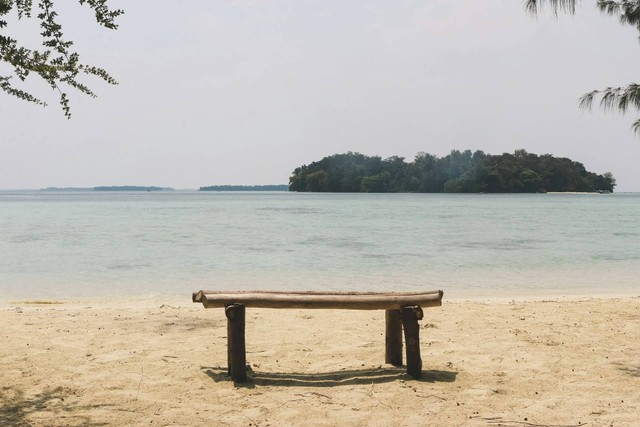 Wisata di Pulau Kelapa Hanya Ilustrasi, Bukan Tempat Sebenarnya. Sumber Unsplash Rio Andhika