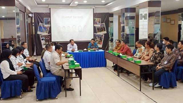 Suasana diskusi antara perwakilan Kantor Imigrasi Manado dengan pejabat Kantor Imigrasi Kelas I Khusus TPI Batam pada pelaksanaan kegiatan studi banding di Batam. 