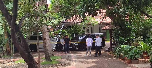 Suasana di lokasi Brigadir Ridhal diduga bunuh diri di Jalan Mampang, Jakarta, Senin (29/4/2024). Foto: Rachmadi Rasyad/kumparan