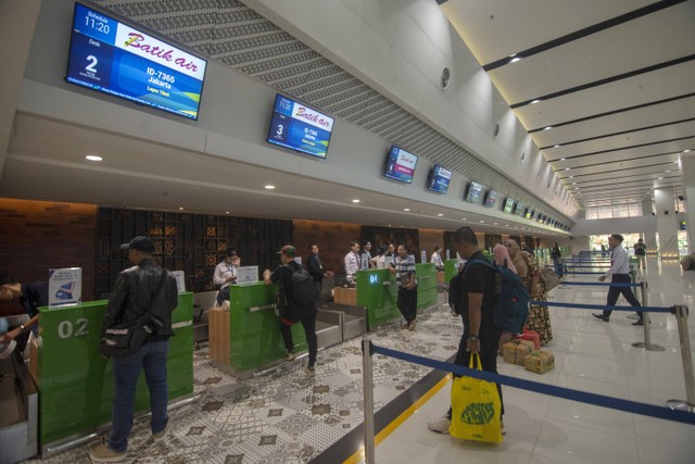 Sejumlah calon penumpang pesawat komersial antre untuk "check in" di Bandara Adi Soemarmo, Boyolali, Jawa Tengah, Senin (29/4/2024). Foto:  ANTARA FOTO/Aloysius Jarot Nugroho