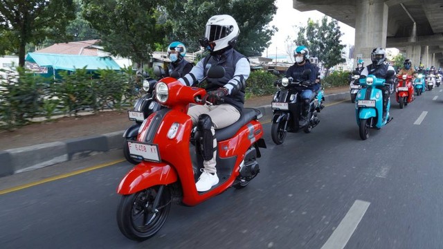 Uji jalan Yamaha Fazzio Hybrid Connected dalam sesi media test ride di Bogor (3/2/2022). Foto: Sena Pratama/kumparan