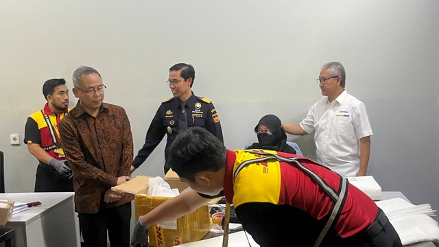 Dirjen Bea Cukai Askolani didampingi oleh Kepala KPU Bea Cukai Bandara Internasional Soekarno Hatta Gatot Sugeng Wibowo di ruang Informal NCY Shipment Inspection Area, di Gedung DHL Express Service Point, Jakarta Distribution Centre, Tangerang. Foto: Widya Islamiati/kumparan