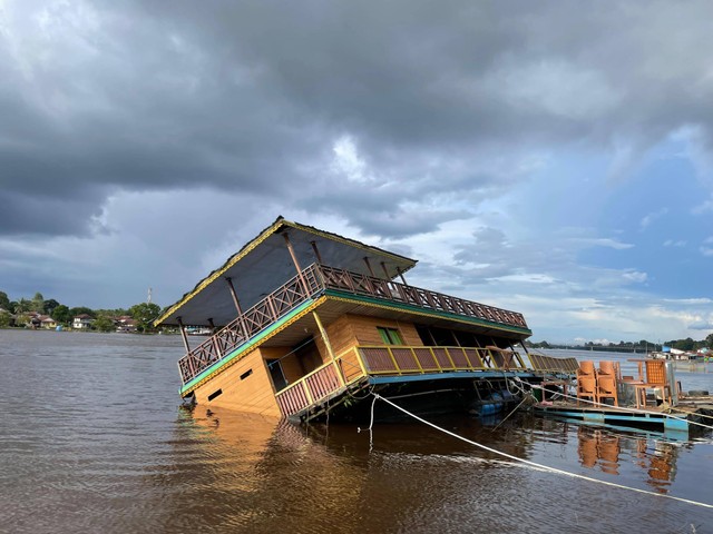 Kapal wisata Sintang yang karam di Sungai Kapuas. Diduga karena adanya kebocoran di lantai kapal. Foto: Yusrizal/Hi!Pontianak