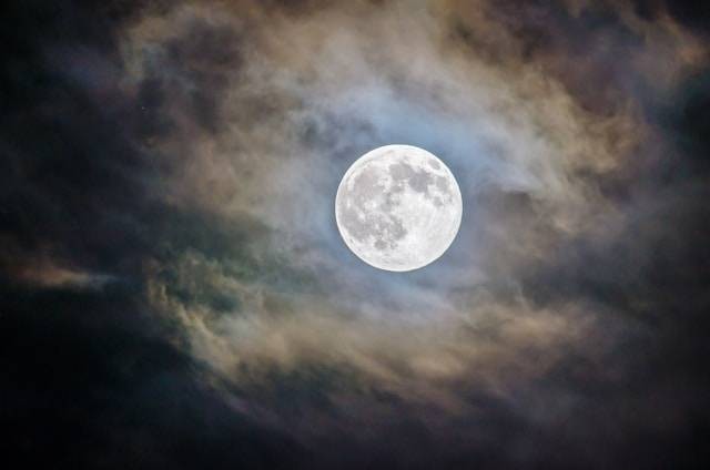 Ilustrasi Bulan Dapat Bercahaya pada Malam Hari. Foto: dok. Unsplash/Ganapathy Kumar