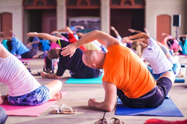 Ilustrasi Kelas Yoga Vinyasa untuk Kekuatan dan Kelenturan. Sumber: Unsplash