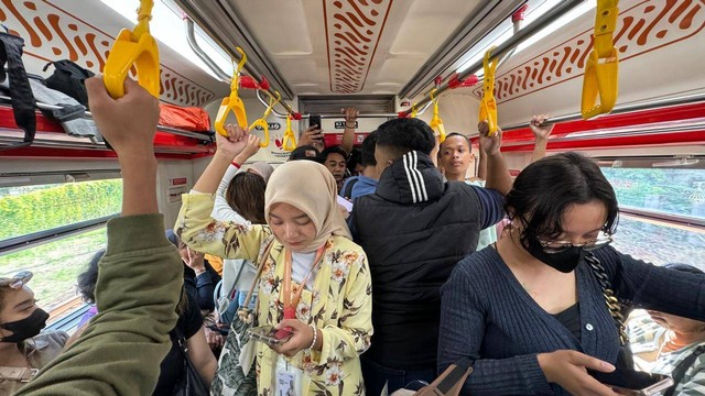 Suasanya di dalam KRL Jogja-Solo pada hari Sabtu (27/4). Foto: Arif UT