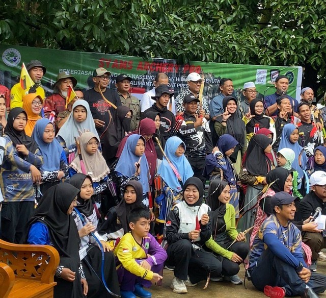 Peserta Dynamic Hunting Archery Sport Tourism 2024 berfoto bersama. Event ini diikuti peserta dari Indonesia dan Malaysia. Foto: Rere Hutapea/Hi!Pontianak