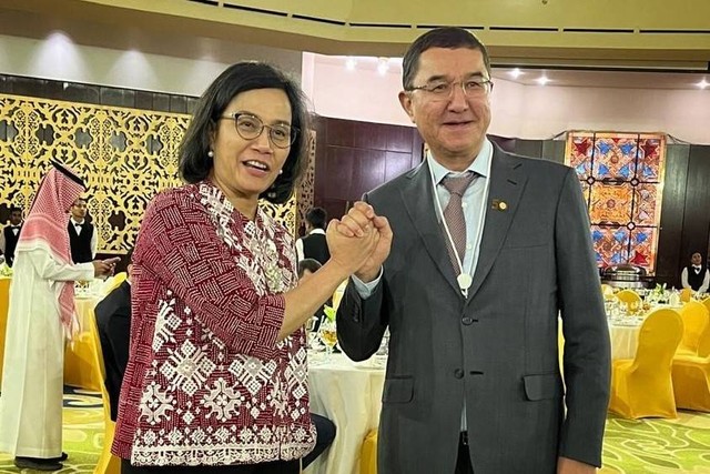 Menteri Keuangan Sri Mulyani dan Menteri Keuangan Uzbekistan Jamshid Kuchkarov. Foto: Instagram/@smindrawati