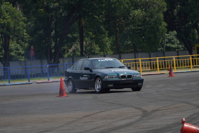 Kegesitan Mobil saat Drifting pada Acara Fastron Drifting Experience. Foto: Pertamina Lubricants 