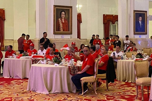 Presiden Joko Widodo bersama menteri Kabinet Indonesia Maju nonton bareng Timnas Indonesia U-23 melawan Uzbekistan di Istana Negara, Jakarta, Senin (29/4/2024). Foto: Zamachsyari/kumparan