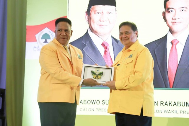 Paulus Waterpauw  saat bersama Ketua Partai Golkar, Airlangga pada sebuah kesempatan. Foto ist.