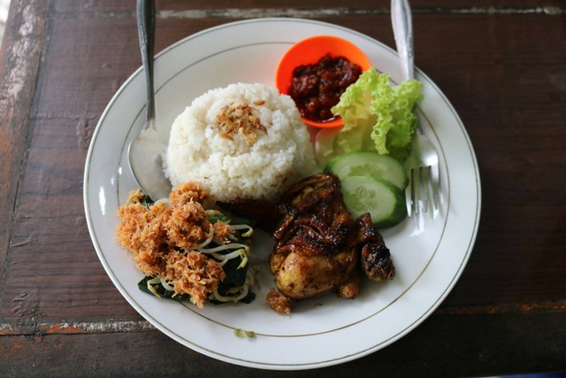 Restoran Ayam Bakar Pak Atok, foto hanya ilustrasi, bukan tempat sebenarnya: Unsplash/Mufid Majnun