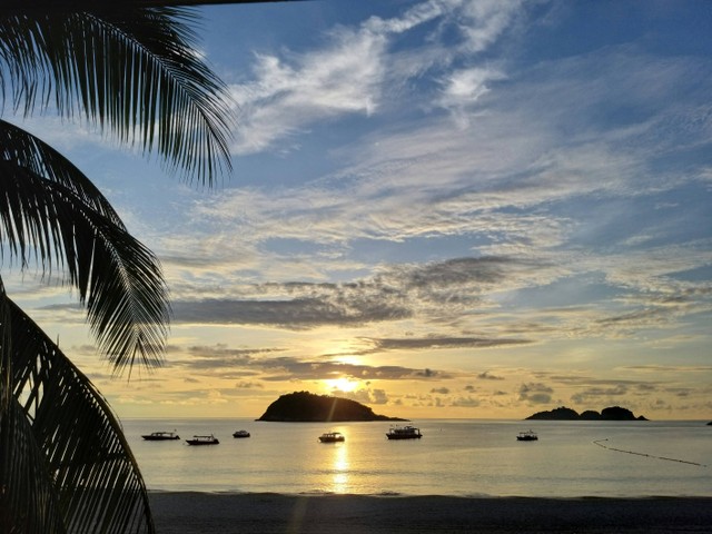 Pulau Matahari, foto hanya ilustrasi, bukan tempat sebenarnya: Unsplash/Jason Lee