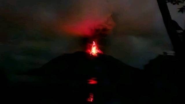 Erupsi Gunung Ruang di Kabupaten Sitaro, Selasa (30/4) dini hari pukul 01.15 Wita. (foto: dokumen PVMBG)