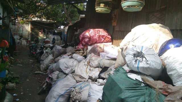 Tumpukan barang rongsokan di tempat Isa nasabah BRI. Foto: Pribadi