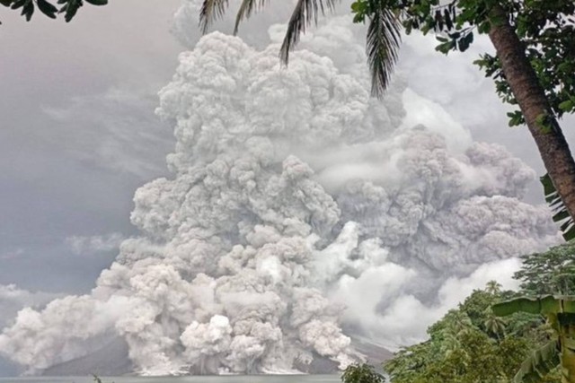 Erupsi Gunung Ruang pada pukul 08.35 WITA  Foto: Dok PVMBG