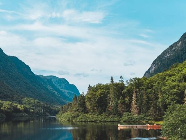 Telaga Sarangan (Foto hanya ilustrasi, bukan tempat sebenarnya) Sumber: unsplash.com/ Alice Triquet