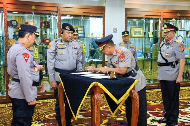 Kapolri Jenderal Listyo Sigit Prabowo melantik Brigjen Dwi Irianto sebagai Kapolda Sulawesi Tenggara di Gedung Rupattama Mabes Polri, Jakarta, Senin (29/4/2024) Foto: Dok Polri