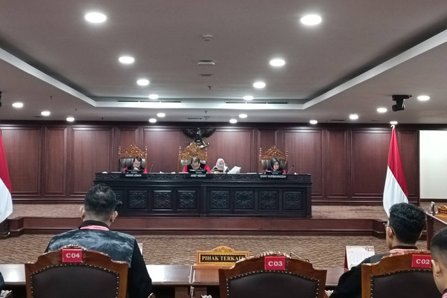 Suasana sidang sengketa Pileg di Panel III yang dipimpin Hakim Arief Hidayat, Selasa (30/4/2024).  Foto: Hedi/kumparan