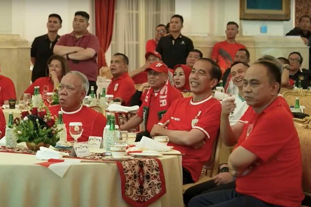 Ekspresi senang Presiden Jokowi saat menonton pertandingan Timnas Indonesia U23 Foto: Dok Tangkapan Layar Youtube Setpres