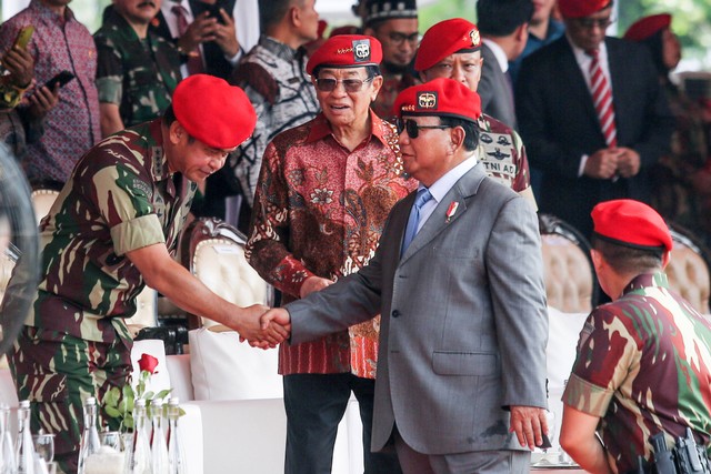 Menteri Pertahanan sekaligus Presiden terpilih Prabowo Subianto (kanan) menyalami Mantan Danjen Kopassus Jenderal TNI (Purn) Agum Gumelar (tengah), dan KSAD Jenderal TNI Maruli Simanjuntak (kiri) usai apel peringatan HUT ke-72 Kopassus. Foto: ANTARA FOTO/Asprilla Dwi Adha