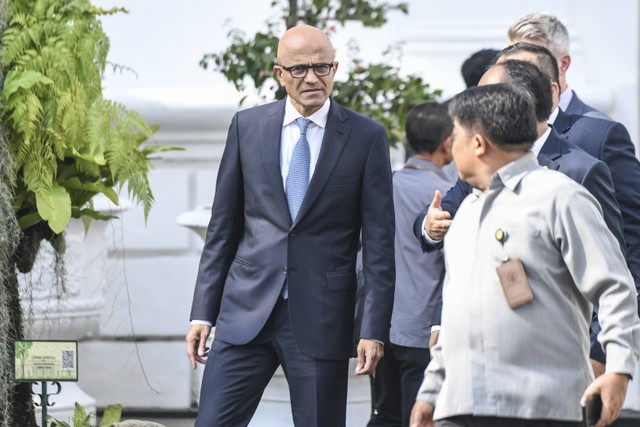 CEO Microsoft Satya Nadella berjalan usai bertemu dengan Presiden Joko Widodo di Istana Kepresidenan, Jakarta, Selasa (30/4/2024). Foto: ANTARA FOTO/Hafidz Mubarak A