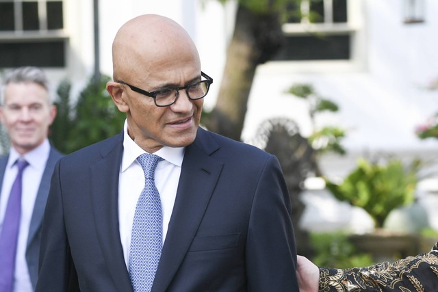 CEO Microsoft Satya Nadella berjalan usai bertemu dengan Presiden Joko Widodo di Istana Kepresidenan, Jakarta, Selasa (30/4/2024). Foto: ANTARA FOTO/Hafidz Mubarak A