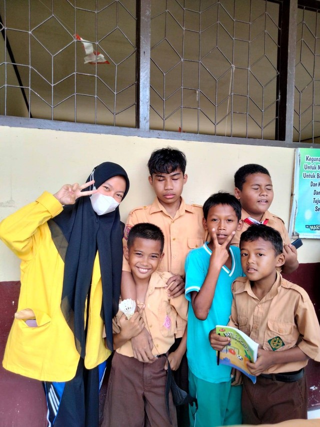 (Foto bersama anak SD 3 Menteng,Foto: Doc. Pribadi)